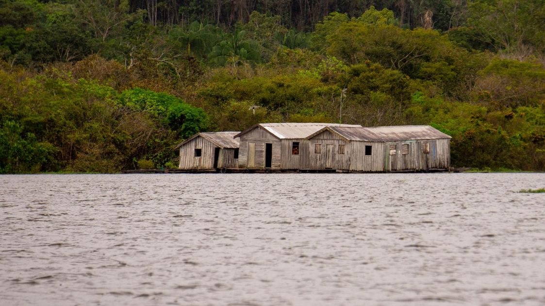 Incendio devastador en Los Uros: cuatro hospedajes flotantes y totorales consumidos por las llamas